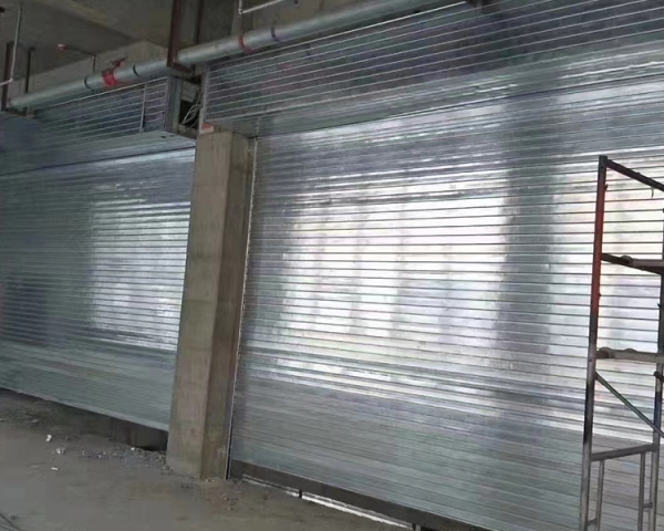 學(xué)府智能停車(chē)樓防火門(mén)，防火卷簾，快速門(mén)，擋煙垂壁施工現(xiàn)場(chǎng)